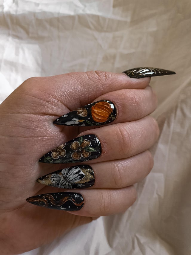 Nail art fingernails in black, silver and gold patterns
