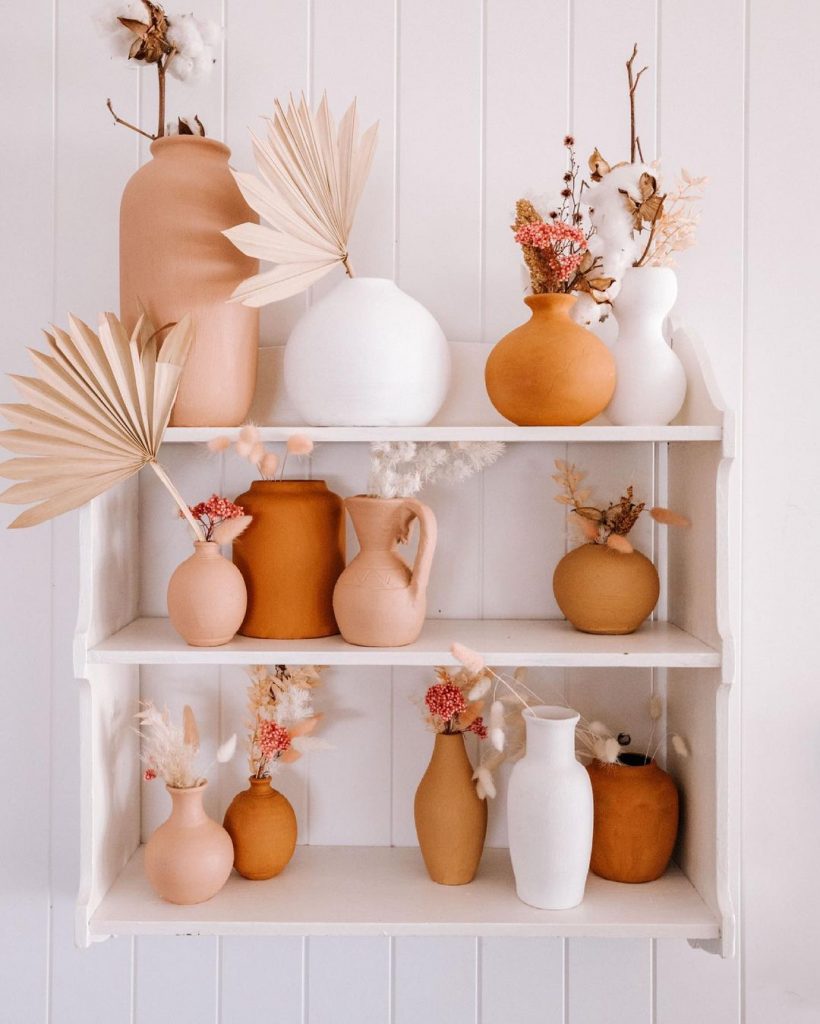 simple home renovations tip: using terracotta and white porcelain vases on a shelf