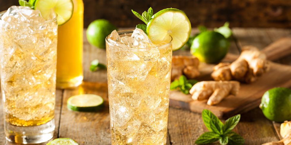 Easy recipe for the Moscow Mule with ice & lime garnish